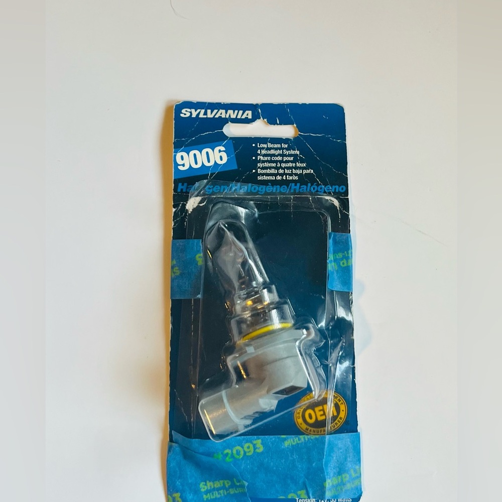 ( BRAND NEW) SYLVANIA 9006 HALOGEN LOW BEAM CAR HEADLIGHT BULB (NEVER USED)